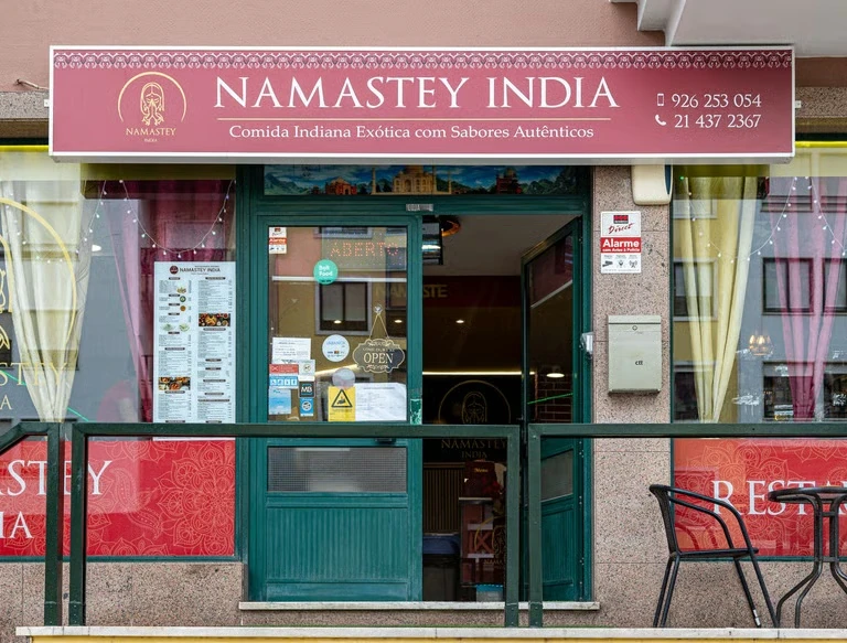 Fachada e entrada do Namastey India, restaurante indiano em Massamá